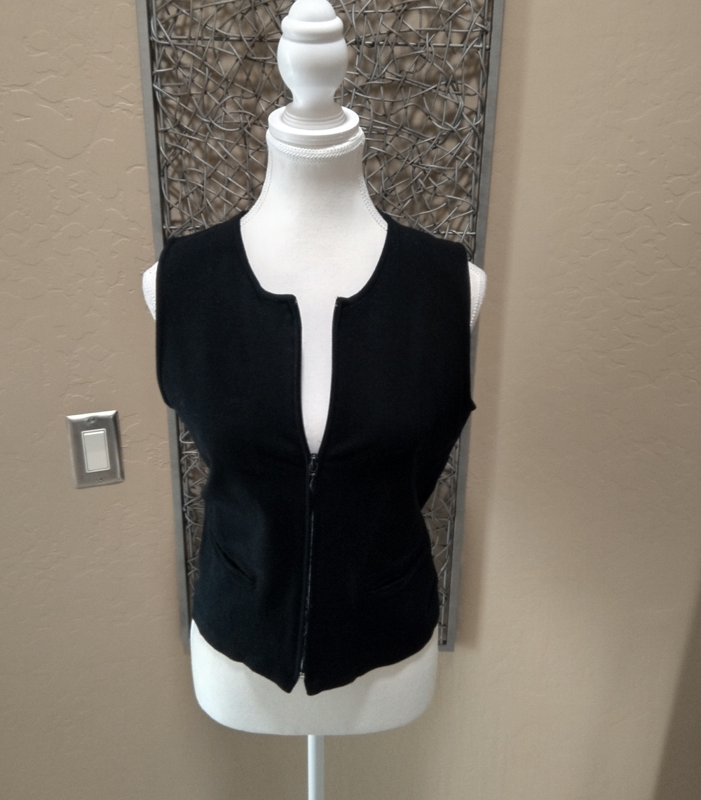 Jones & Co. Black Sleeveless Knit Zip Front Vest